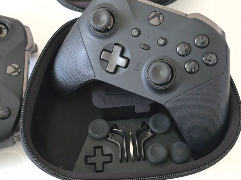 Microsoft Manettes: 2x XBOX Elite Series 2 – D'occasion à Basel par Zait