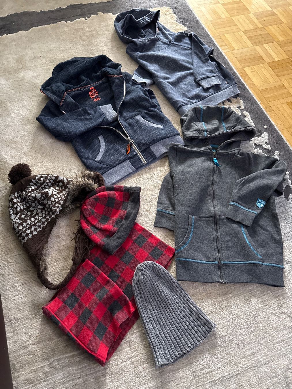 Maglioni & Felpe: Kinderkleiderpaket : 3 warme Pullover + 3 Mützen & Schal, Gr – Usato da Zug venduto da Jm2005