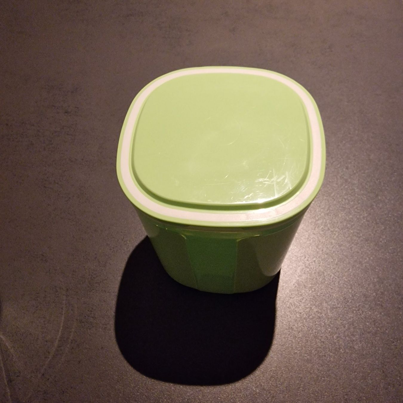 Tupperware Contenitori & Simili: Tupperware 2 x Aufbewahrungsbehälter hellgrün / weiss – Usato da Wohlen AG venduto da alphons31 2