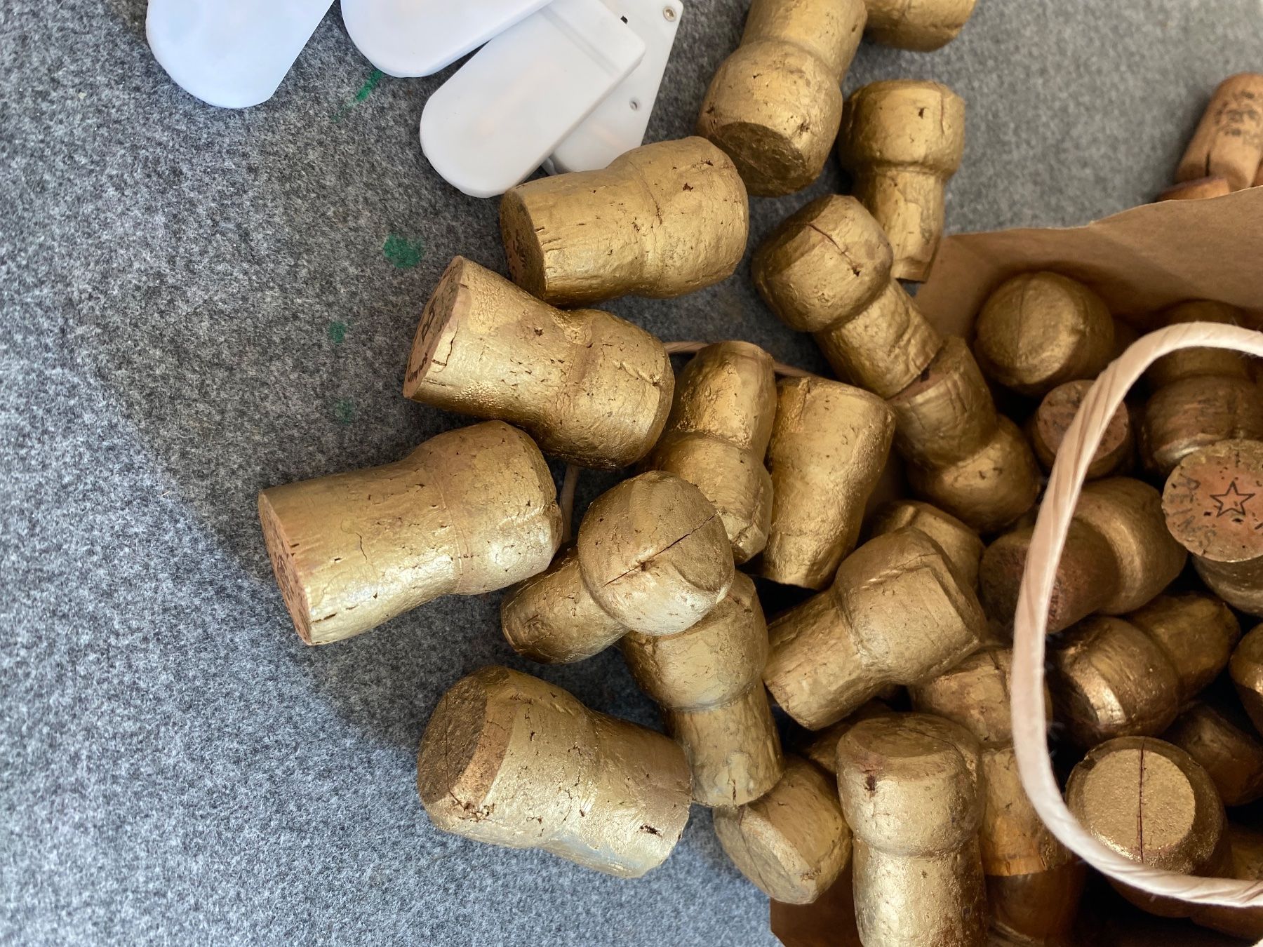 Apribottiglie & Tappi per chiusura: 75 goldige Champagner Korken (Hochzeit oder Geburi) – Usato da Fribourg venduto da dafral 1