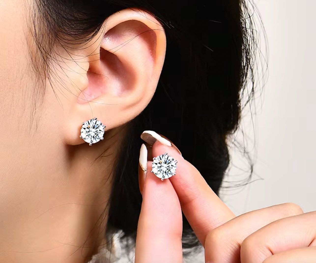 Ohrringe & -stecker: 2.00(total)ct D white moissanite earrings with certificate – Neu und originalverpackt aus Genève von AWWA 1