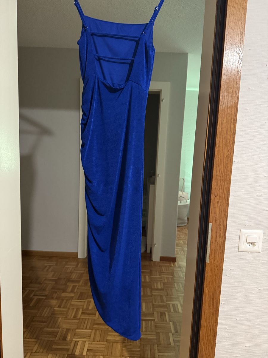 Bershka Kleider: Robe Bershka bleue électrique  – Neu (gemäss Beschreibung) aus Tolochenaz von izz_7vdk 1