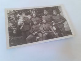MILITAER - ZUG i POSE - eine mit ZIGI en andere mit BEBE