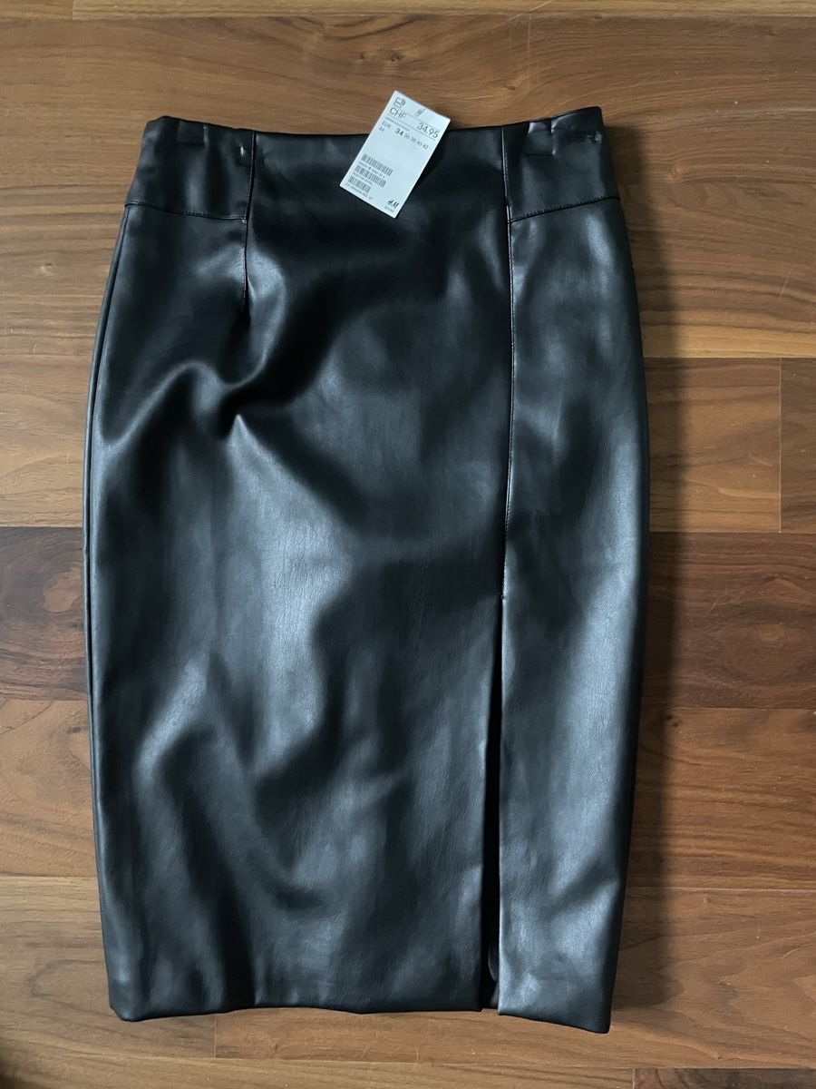 H&M Röcke: Jupe mi longue simili cuir  – Neu und originalverpackt aus Sion von bru_xj6r