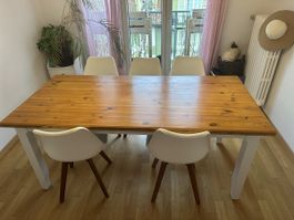 Esstisch mit 6 weissen Stühlen 