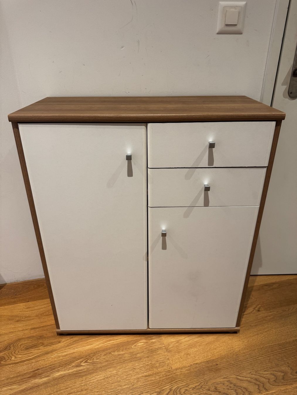 Commodes: Kommode Nussbaumoptik/weiss – D'occasion à Menzingen par Dusty14 1