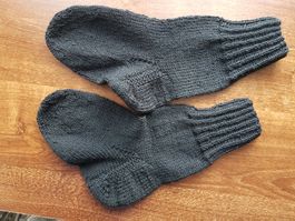 handgestrickte Socken Gr. 37 schwarz
