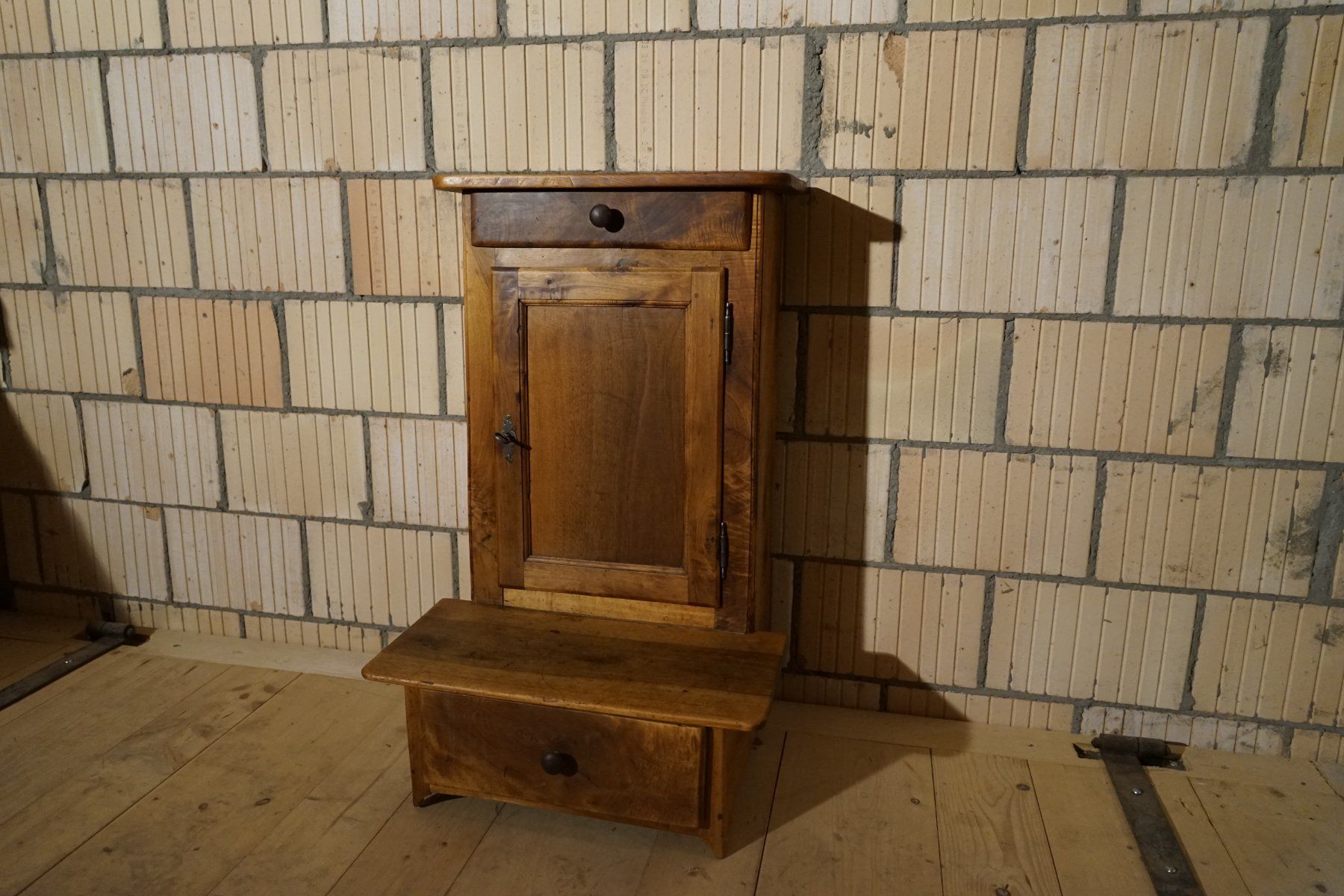 Cassettiere: Möbel klein aus Nussbaum Holz antik – Usato da Hinwil venduto da Antikfischer 2