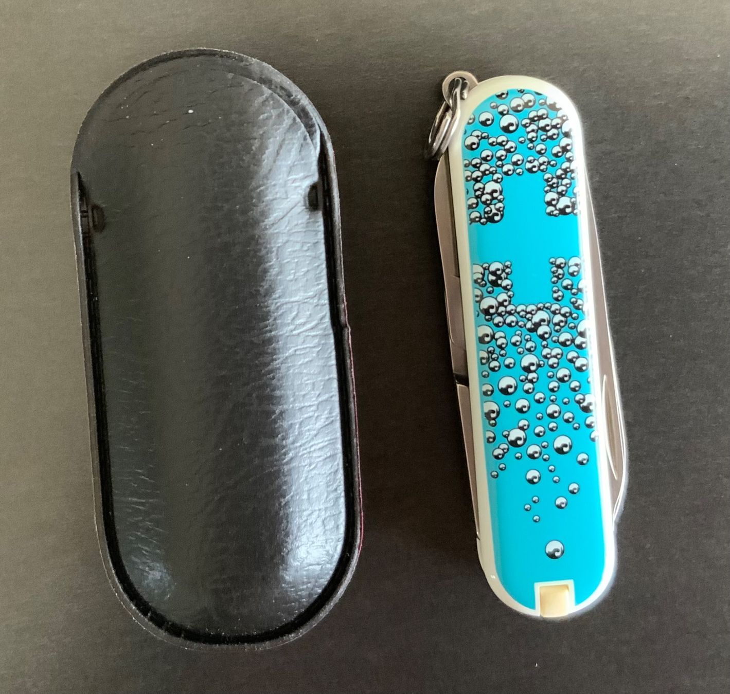 Victorinox Coltelli tascabile: Victorinox Classic Limited Edition 2013 Blob – Nuovo (secondo la descrizione) da St. Margrethen SG venduto da vista23 1