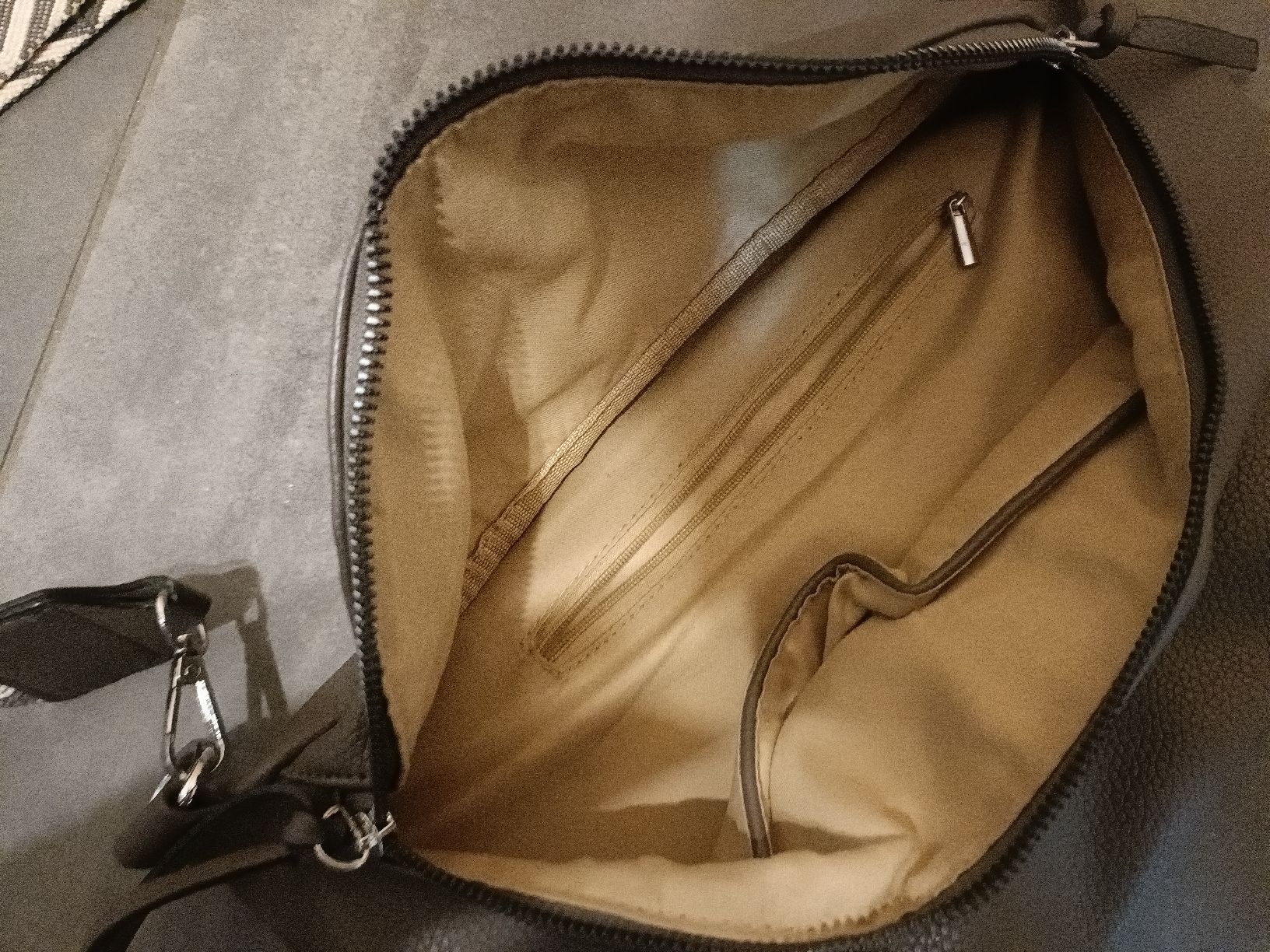 Taschen für Damen: Tasche  - Umhängetasche modern – Neu (gemäss Beschreibung) aus Gossau SG von scania1509 2