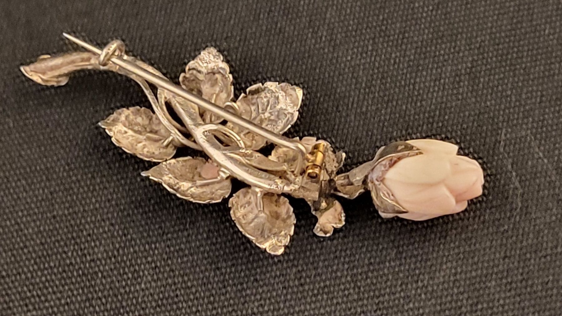 Broches & Aiguilles: Antike Brosche ROSE mit Engelshaut-Koralle – D'occasion à Basel par spinne02 2