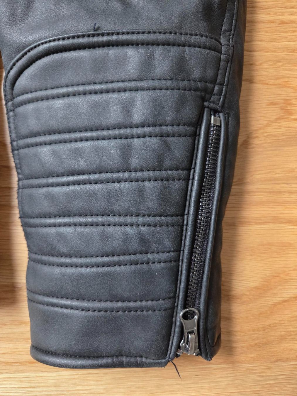 Giacche: Coole Lederjacke im Biker-Look mit Kapuze – Usato da St. Gallen venduto da dovercametome 2