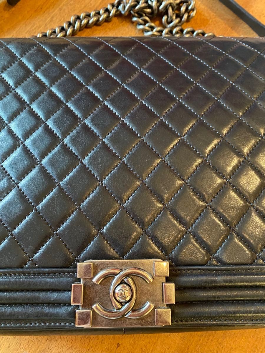 Chanel Sacs femmes: Chanel Boy Tasche schwarz mit silbrigem Hardware – D'occasion à Wollerau par Vinagoni 2