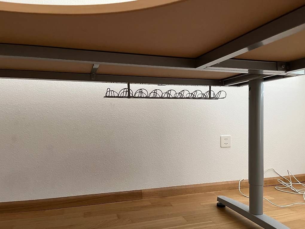Bureaux: Eckschreibtisch mit Kabelkanal – D'occasion à Hölstein par Semperfi95 2