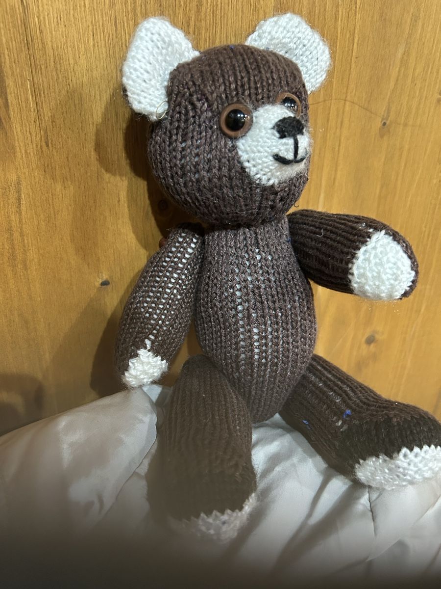 Giocattoli: liebenswerter handgestrickter Teddybär – Nuovo (secondo la descrizione) da allschwil venduto da basel5 1