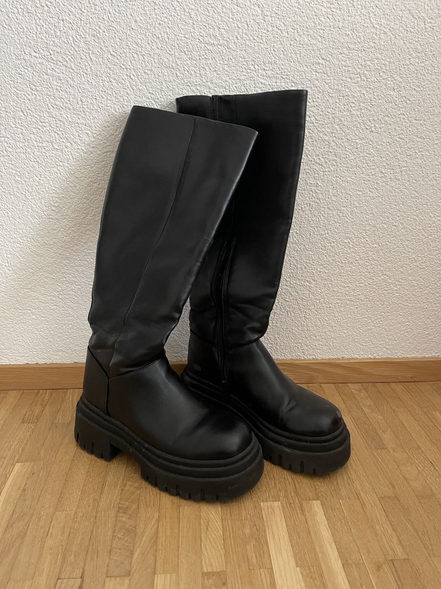 Scarpe da donna: Schwarze Winterstiefel mit Profilsohle, Grösse 36 – Usato da Stallikon venduto da oez6e