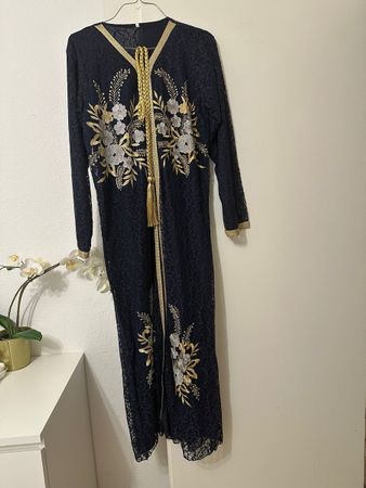 Elegantes Kleid mit Blumenstickerei, Grösse M, Top Zustand
