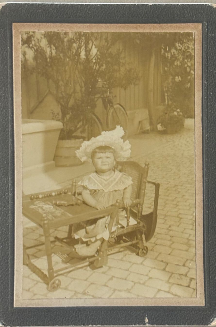 Cartoline postali: CDV Kind, Mädchen, Hut, Mode, Kindertischchen – Usato da Frauenfeld venduto da Merk52