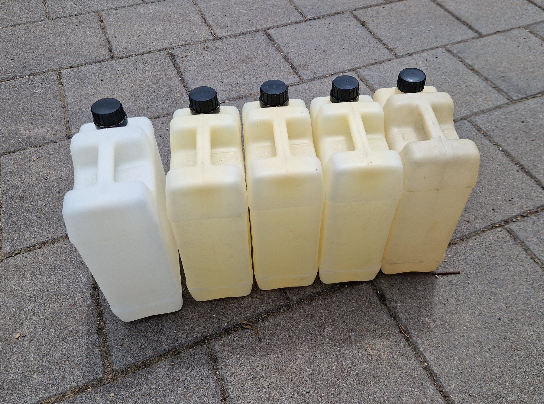 Sonstiges Fahrzeugzubehör: 5x Kunststoffkanister 2.5Liter – Gebraucht aus Gampelen von Schmidi887 3