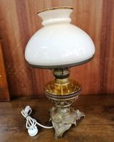 Antike Lampe auf einem Bronzebein