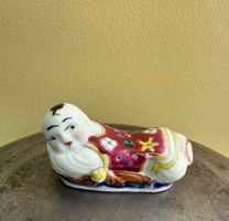 kleine chinesischeh Porzellanfigur   -  liegendes Kind