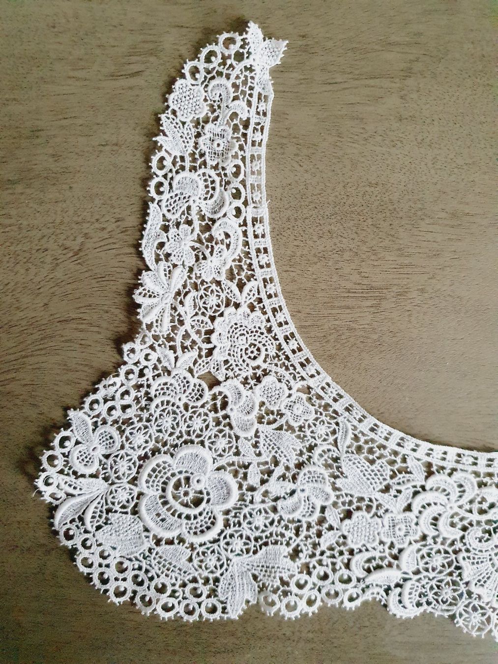 Tessuti: Spitzenkragen mit Blumenmuster, Spitzenbesatz weiss – Nuovo (secondo la descrizione) da Marbach SG venduto da ShabbyChicBrocante 1