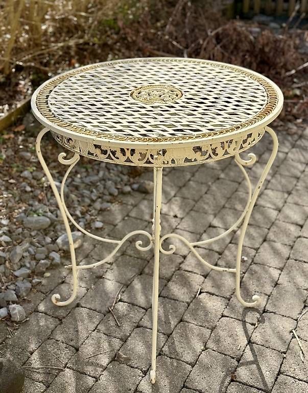 Set di tavolo e panche: Romantisches Vintage-Gartenmöbel-Set aus Metall – Usato da Wald ZH venduto da eliane0803 1
