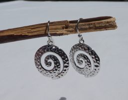 Silberfarbene Spiral-Ohrhänger, Hippie-Boho-Style / NEU