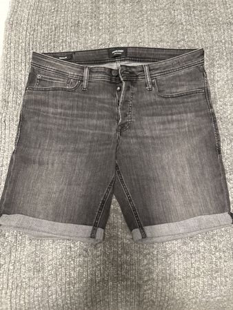Short Jack & Jones gris, taille L parfait pour l'été!
