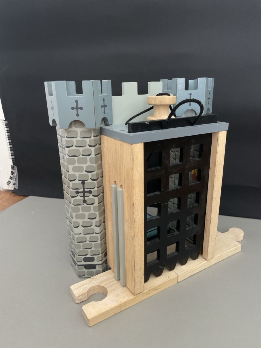 Jouets: Holzritterturm mit Eingang von EDIX Le Toyvan – D'occasion à Aesch BL par ell_8zv7 1