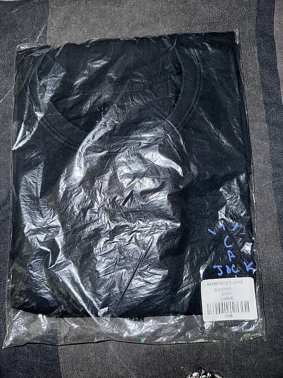 T-Shirts: T-shirt Travis Scott Astro Rage Noir – Neu und originalverpackt aus Fleurier von pin_g8bs 1