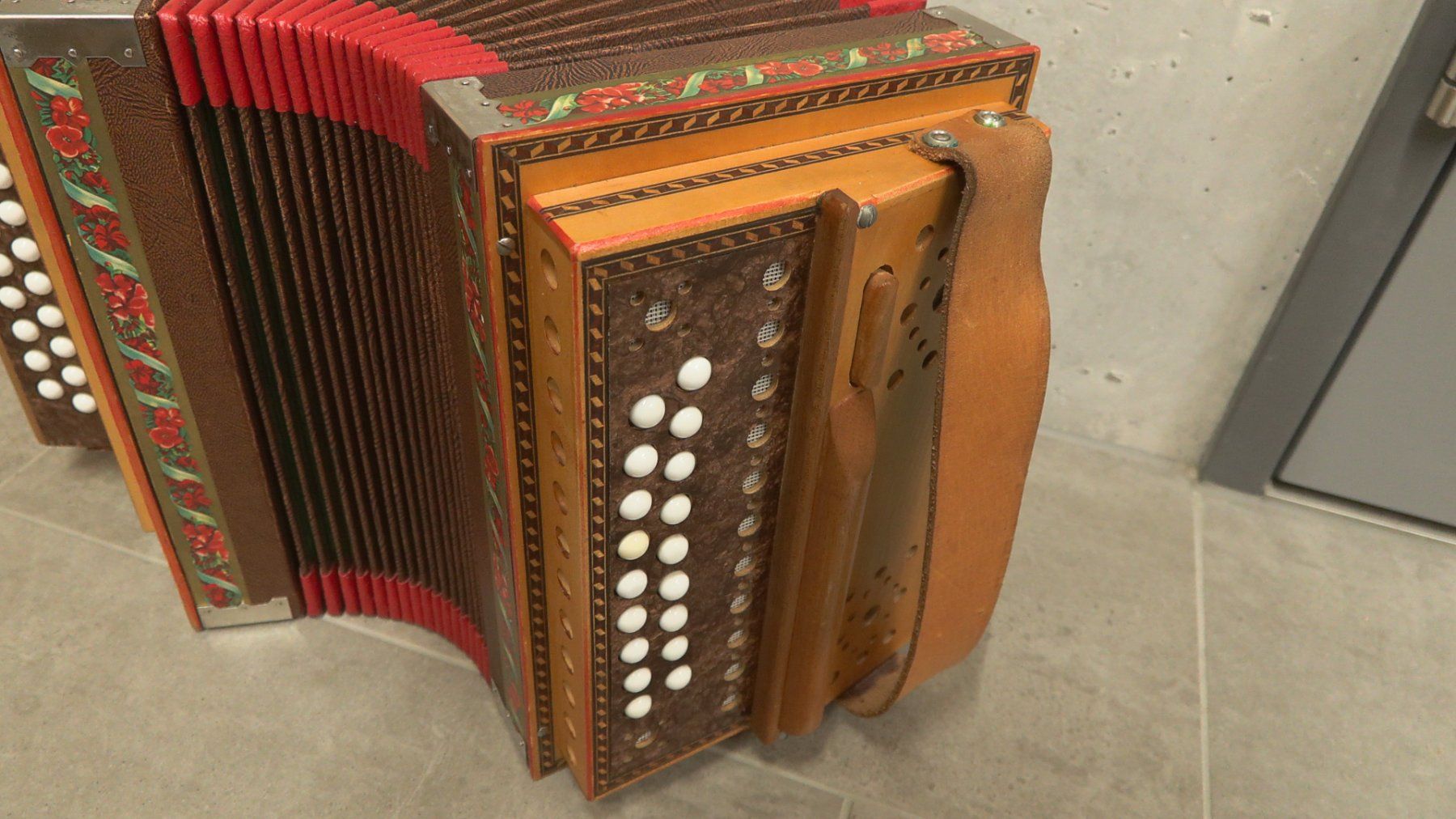 Strumenti musicali: Schwyzerörgeli A. Iten Unterägeri – Usato da Sattel venduto da Bergahorn5 3