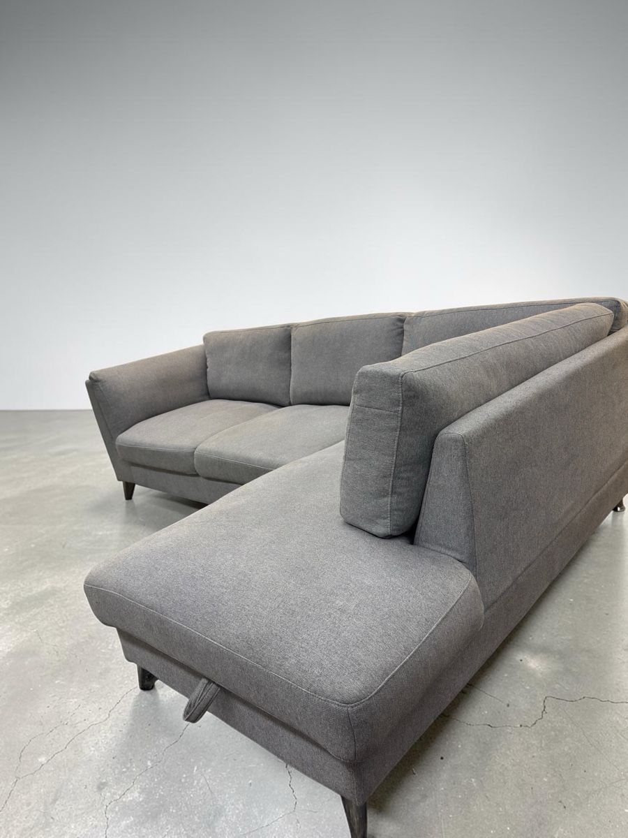 Sofas: Hellgraues Ecksofa mit Schlaffunktion und Stauraum – D'occasion à Fehraltorf par Sofalab.swiss 1