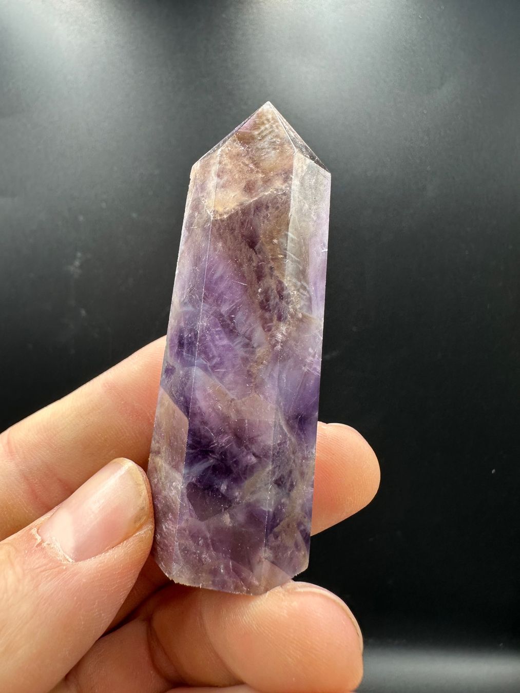 Minerali & Pietre curative: Chevron Traum Amethyst Obelisk, Spitze – Nuovo e nell'imballaggio originale da Männedorf venduto da Handschmeichler 1