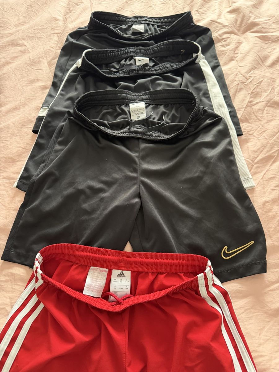 Nike Pantaloni: Nike, Adidas – Usato da Gattikon venduto da Mariani3