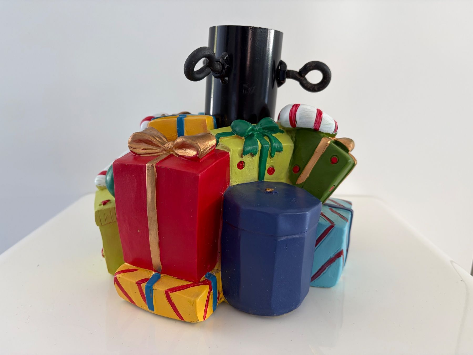 Christbaumständer: Weihnachtsbaumständer, mit Geschenkspäckli Design, festlich – Gebraucht aus Balzers von Kubus 1