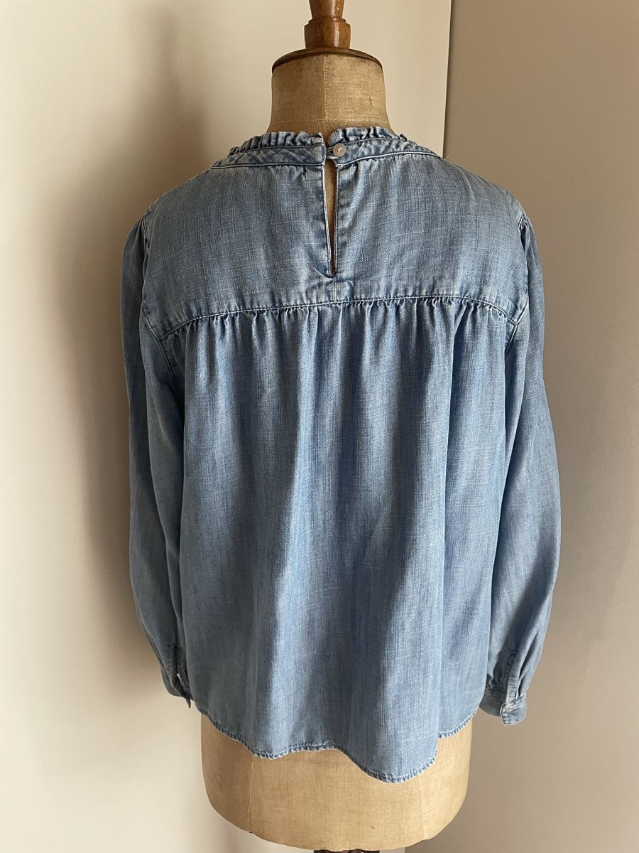 Camicette: M&S Bluse Jeanshemd hellblau Rüschen Gr. S/M – Usato da Oberwil BL venduto da another-day-of-sun 2