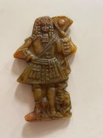 Wachsfigur eines Edelmannes der den Hut hebt zum grüssen?