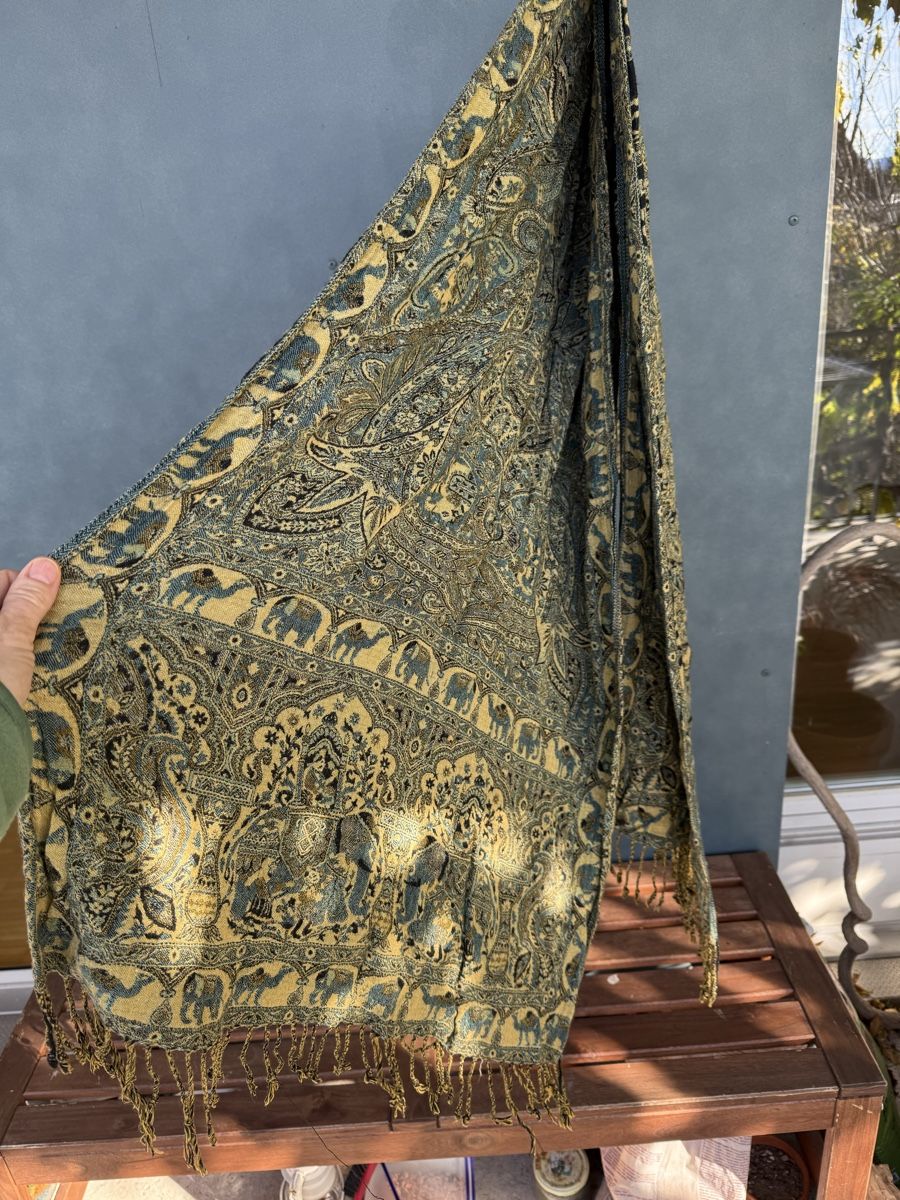 Foulard & Sciarpe: Dicker Schal mit Elefantenmuster 🐘 – Usato da Egg b. Zürich venduto da Flummi 3
