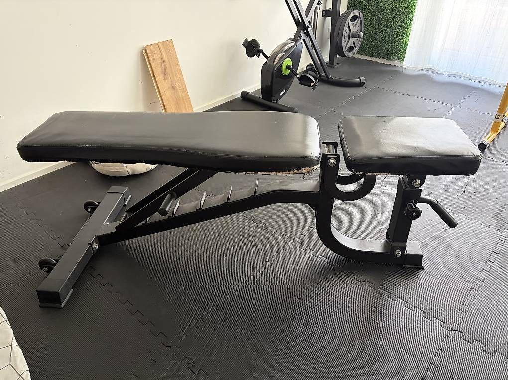 Hometrainer: Hantelbank verstellbar - 30Fr – Gebraucht aus Dietikon von sel_8g5g