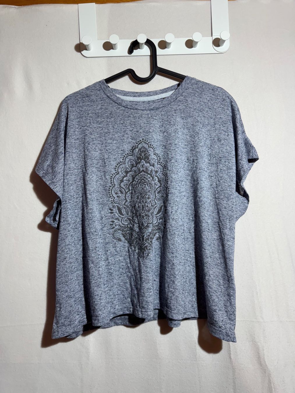 T-shirt: Graues Shirt von Chicoree Gr. L – Usato da Grosswangen venduto da SALE_SALE_SALE