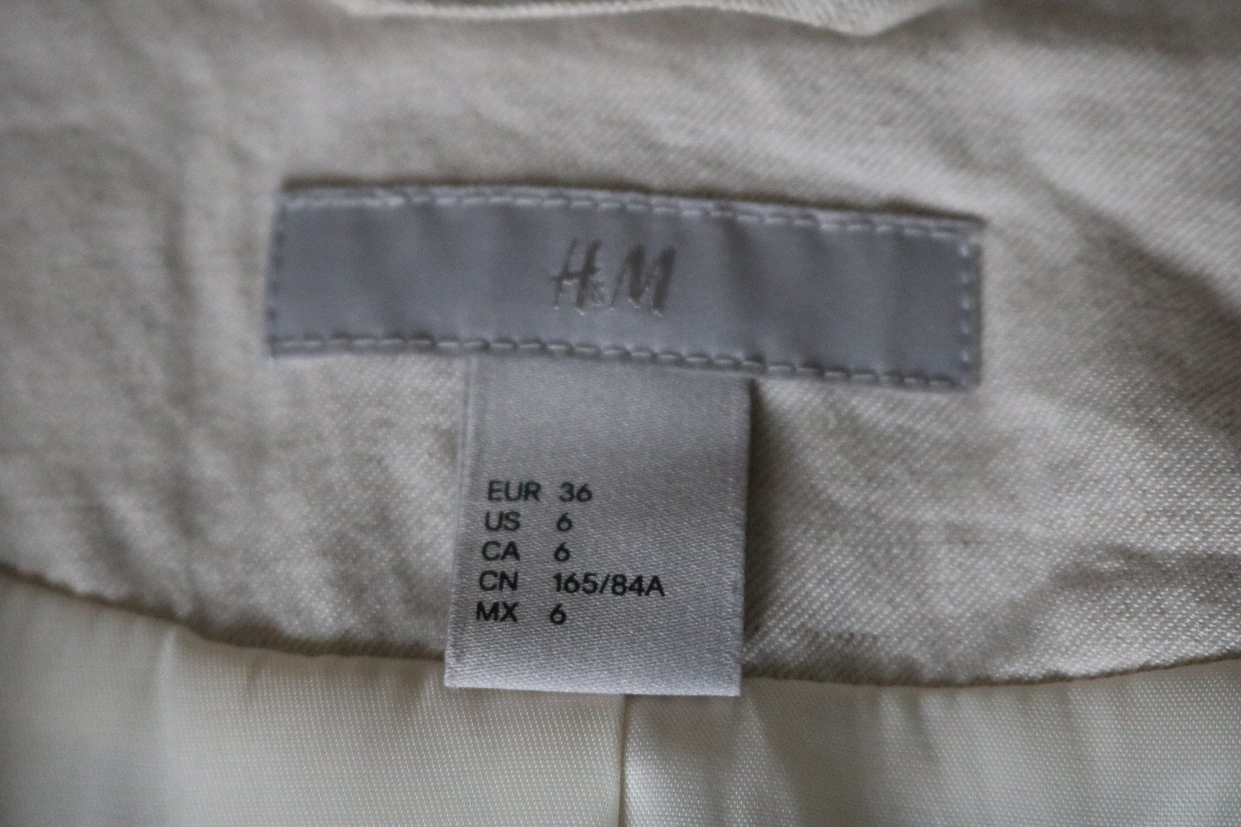 H&M Completi & Tailleur: Anzug Damen beige – Usato da Zuchwil venduto da cel_6nyv 3