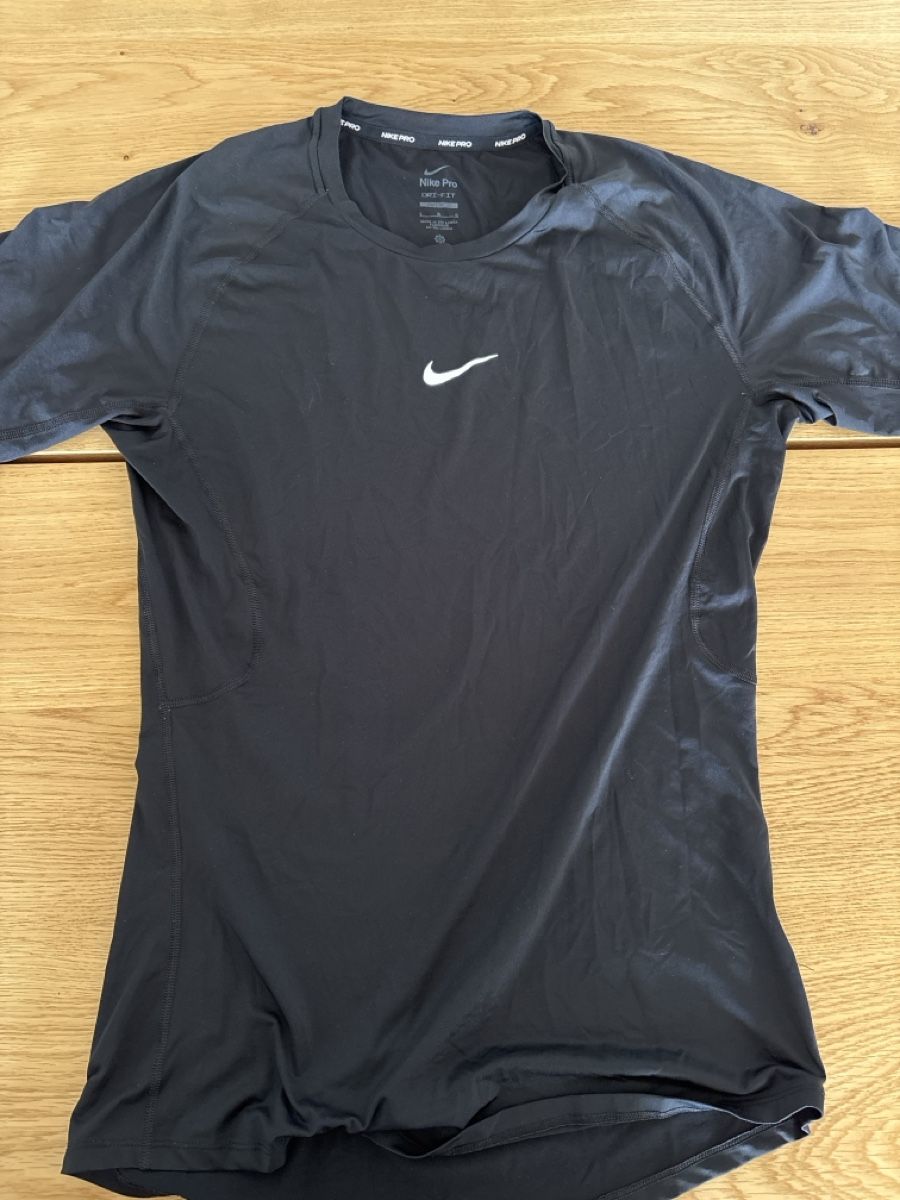 Nike T-Shirts: Nike Pro Shirt schwarz L – Gebraucht aus Richterswil von Nancy69