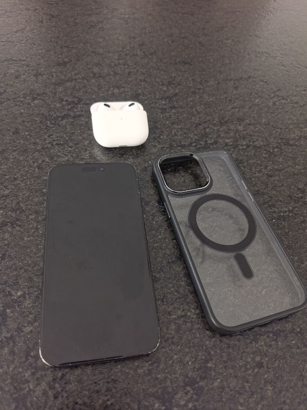 Apple Portables: iPhone 15 Pro Max 256 Go graphite avec écouteur et coque. – D'occasion à Le Landeron par ANDREAA02 9