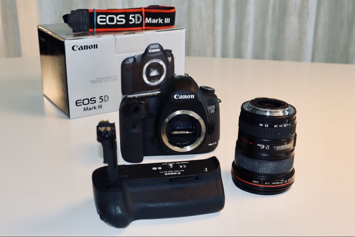Canon Fotocamera: Canon EOS 5D Mark III Camera Bundle with Flash – Usato da Zug venduto da mhannesb 5