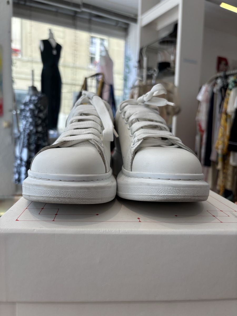 Alexander Mcqueen Damenschuhe: Alexander McQueen Sneaker Weiss Leo Grösse 39.5 – Gebraucht aus Burgdorf von VouSchoen 1