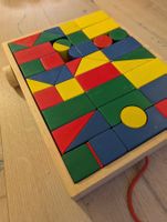 Holzbausteine mit Wagen