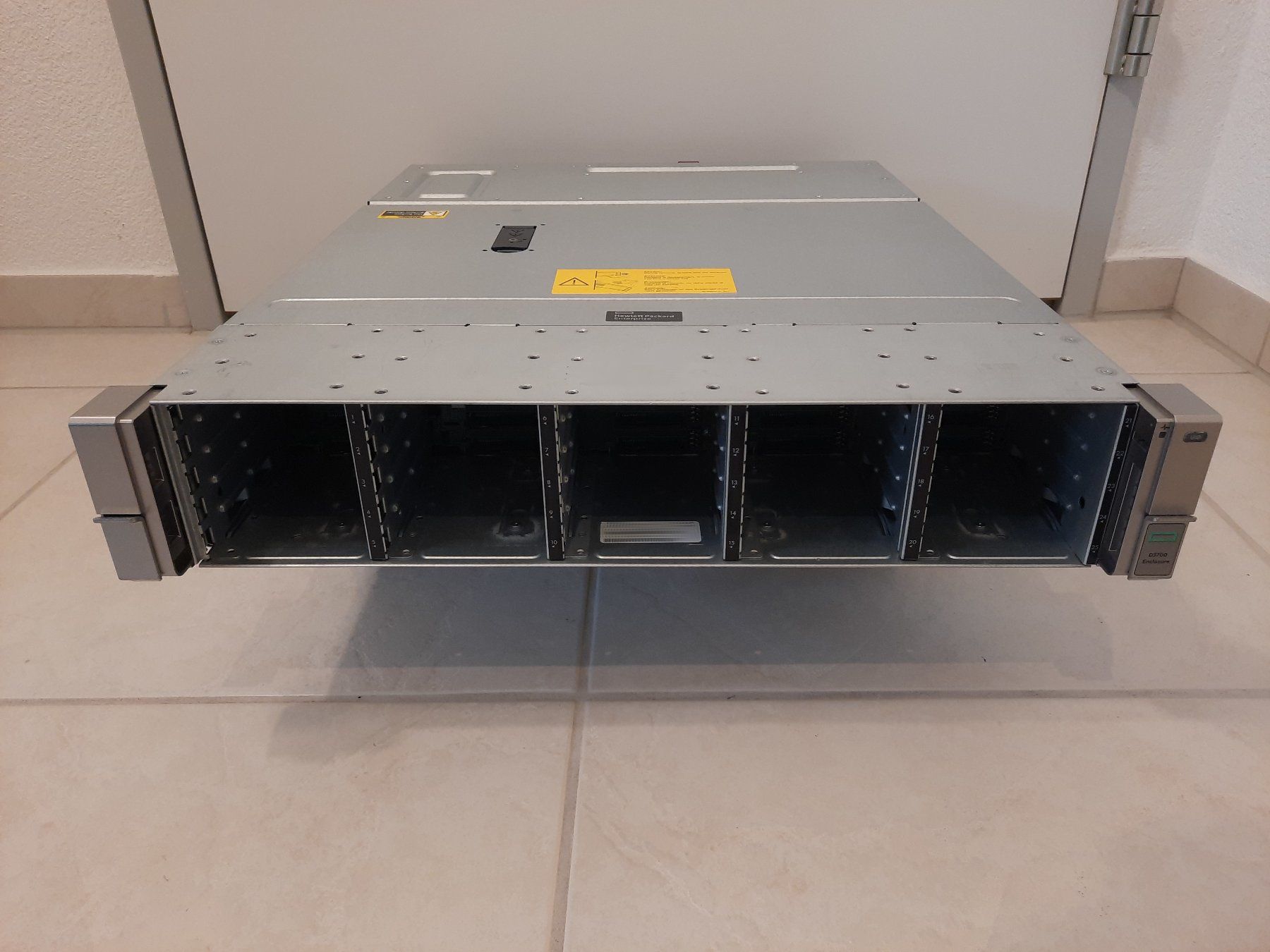 Hewlett Packard Server: HP D3700 2U SAS 12G Storage Disk Enclosure 25x 2.5" SFF – Usato da Waltenschwil venduto da paw_q7tf