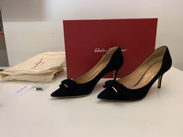 Salvatore Ferragamo Pumps 'Runa' in black suede