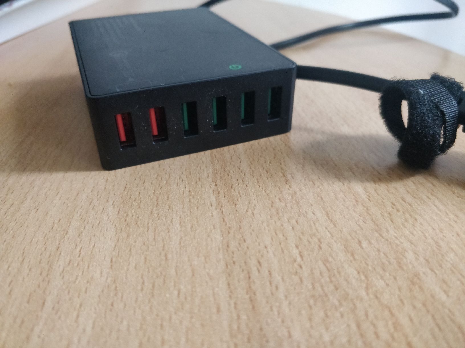 Aukey Caricabatterie: Aukey 6-Port USB Charging Station – Usato da Flawil venduto da rcnkr 1
